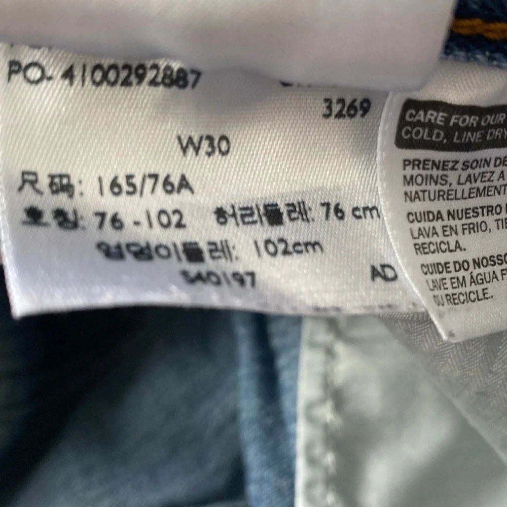 Levi’s High Rise Shorts - Picture 6 of 7